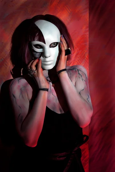 Девушка с зомби макияжем на теле и белой маске — стоковое фото