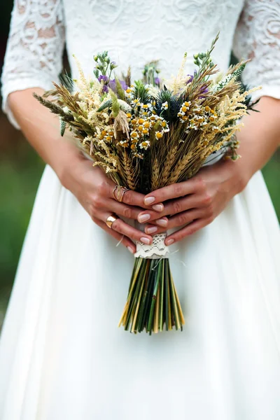 gelin el kokulu kurutulmuş çiçek ve buğday kulaklar