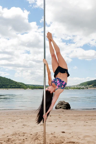 Mädchen führt akrobatischen Tanz auf Stange zum Tanzen auf — Stockfoto