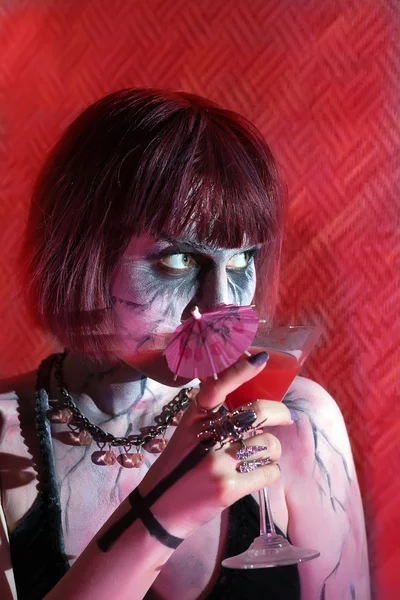 Dívka s zombie make-up pití červeného koktejl — Stock fotografie