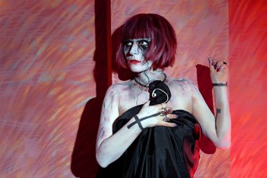 kız makyaj zombi poz