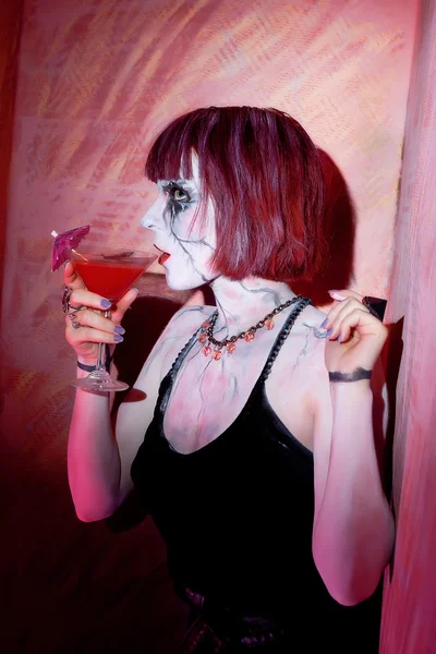 Chica con maquillaje zombies sangriento cóctel bebidas — Foto de Stock