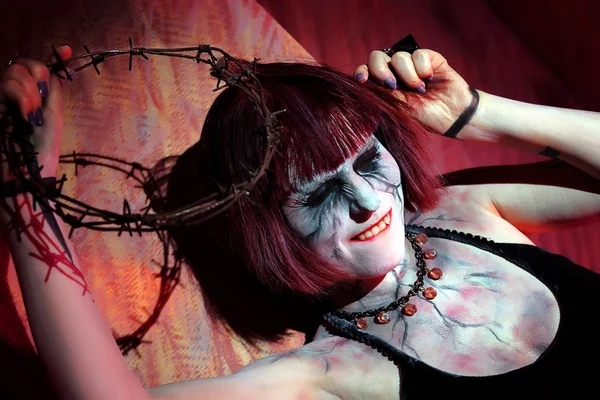 Chica con maquillaje zombies elimina las espinas del cabello —  Fotos de Stock