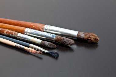 gri zemin üzerine fırça sanatçı