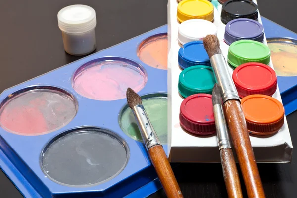 Brushes and colored paint artist on gray background — Stock Photo, Image