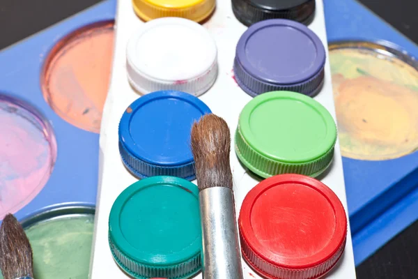 Brushes and colored paint artist on gray background — Stock Photo, Image