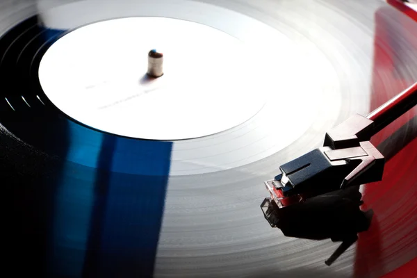 Antiguo tocadiscos de vinilo con colores rojo azul blanco como la bandera de Francia — Foto de Stock