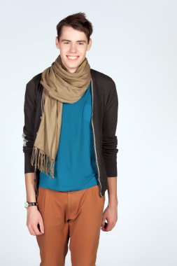 Mavi tanktop ve eşarp genç adam poz izole üzerinde beyaz arka plan