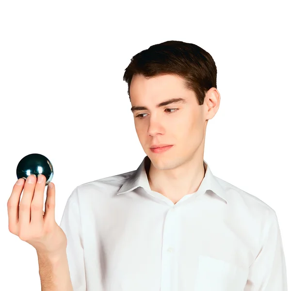 Gizemli parlak mavi top beyaz arka plan üzerinde izole delikanlı bakar