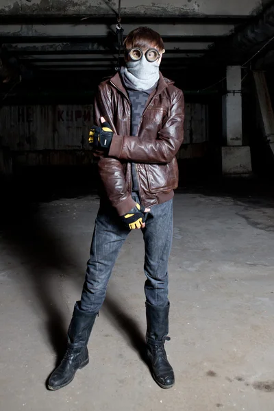 Chlap v ochranné brýle a maska s kapucí bunda — Stock fotografie