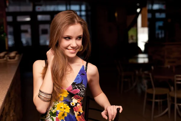 Sorridente bella ragazza dietro il bancone al bar — Foto Stock