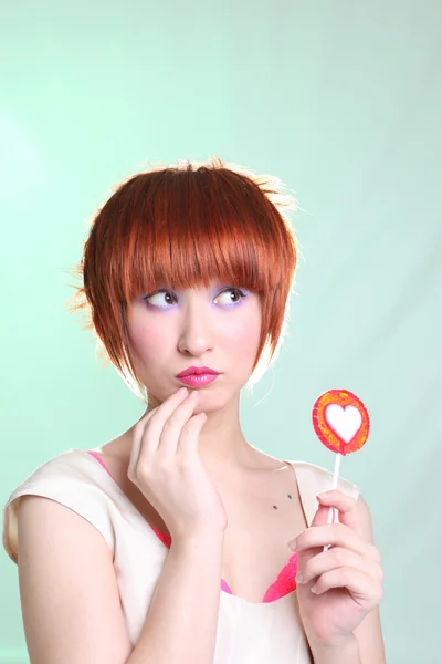Giovane ragazza seducente con cuore di caramelle — Foto Stock