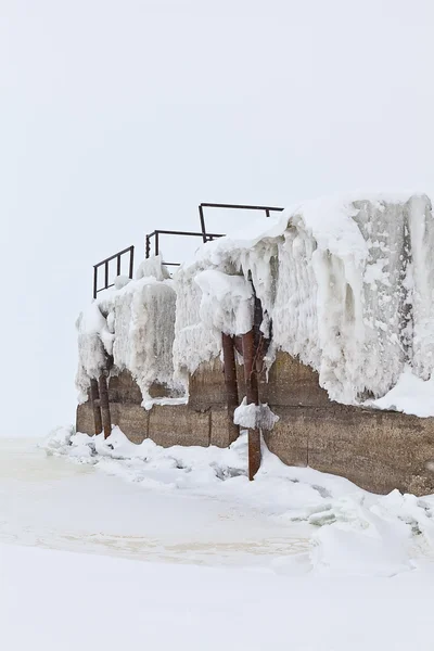 Posto barca invernale ghiaccio coperto e neve — Foto Stock