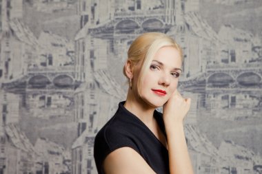 sarışın kadın iç arka plan üzerinde