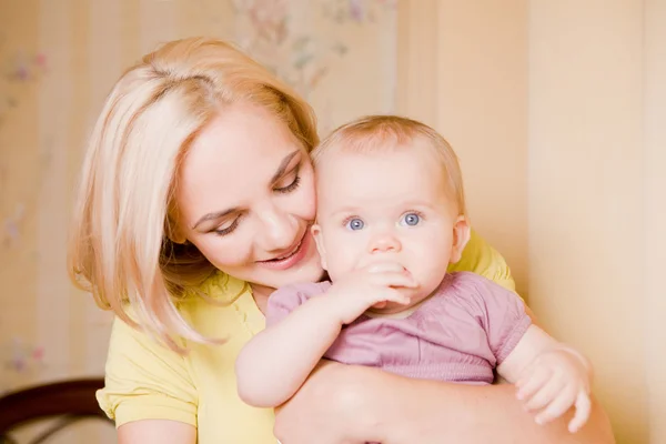 Madre sta tenendo la sua figlioletta — Foto Stock