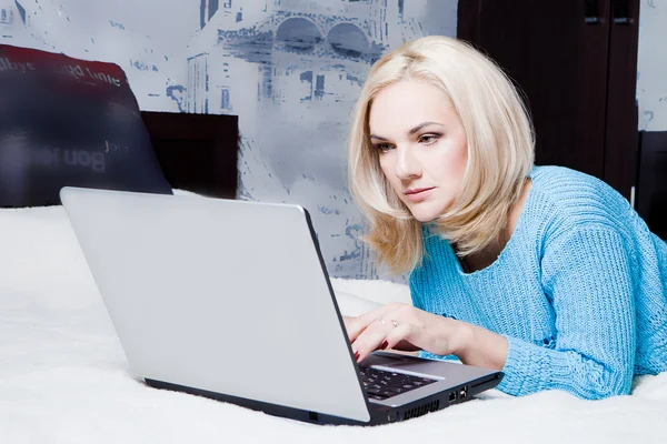 Genç sarışın bir kadın ile laptop