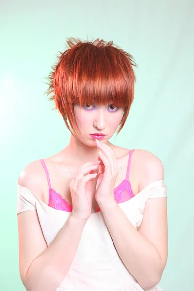 Aistillinen tyttö punaiset hiukset muotokuva — kuvapankkivalokuva