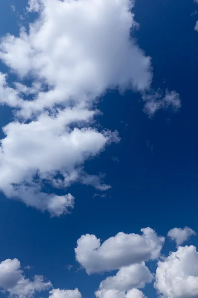 Mavi gökyüzünde beyaz bulutlar