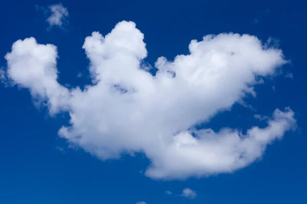 Weiße Wolken am blauen Himmel — Stockfoto