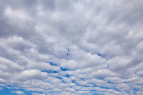 Weiße Wolken am blauen Himmel — Stockfoto