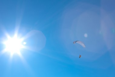 Güneş enerjili yamaç paraşütü