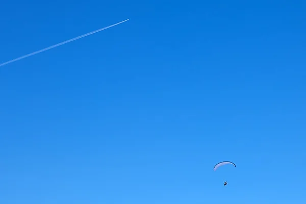 Gleitschirmfliegen mit einem fliegenden Flugzeug — Stockfoto