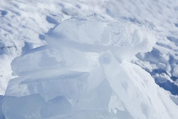 Kilka kostek lodu ułożone na szczycie sobą — Zdjęcie stockowe