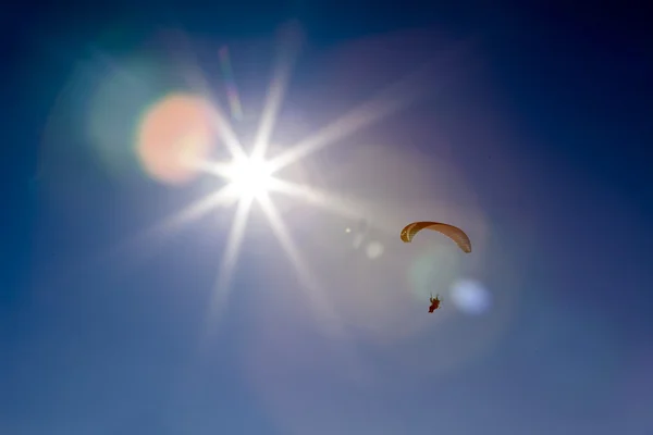 Motordriven skärmflygning med solen — Stockfoto