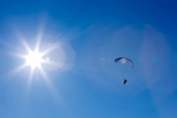 Aangedreven paragliding met de zon — Stockfoto