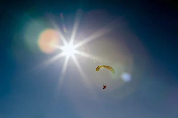 太陽動力を与えられたパラグライダー — ストック写真