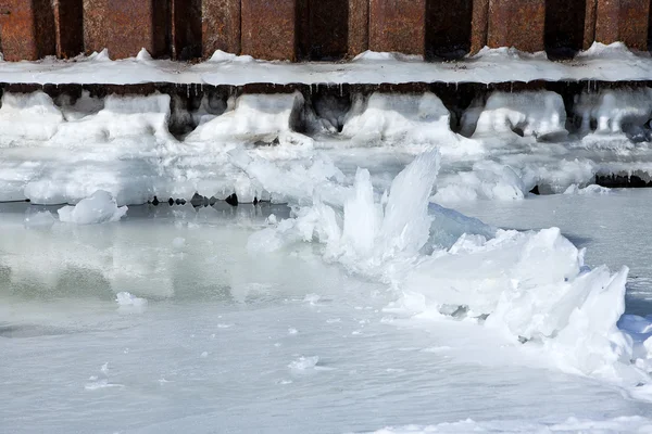 Χειμώνα ποταμού ελλιμενισμού με πάγο και το χιόνι λιώσει νερό — Φωτογραφία Αρχείου