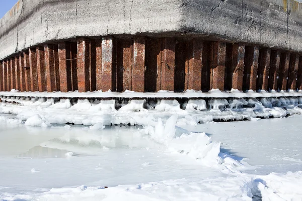 Winter rivier aanleggen met sneeuw en ijs smelten water — Stockfoto