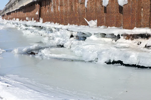 L'ormeggio invernale del fiume con ghiaccio e acqua di fusione della neve — Foto Stock