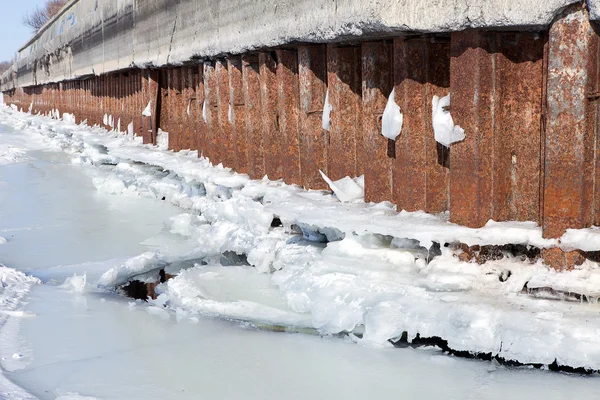 Winter-Flussanlegeplatz mit Eis und Schnee Schmelzwasser — Stockfoto