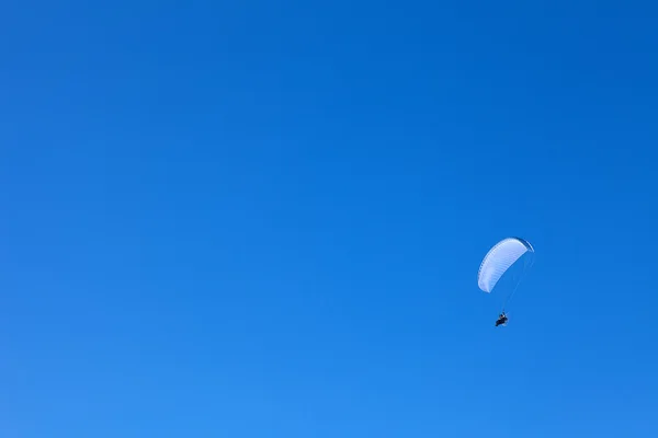 Motorový paragliding na modré obloze — Stock fotografie