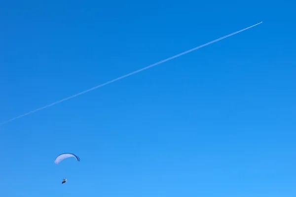 Gleitschirmfliegen mit einem fliegenden Flugzeug — Stockfoto