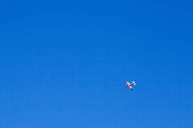 Mavi gökyüzünde küçük bir uçak