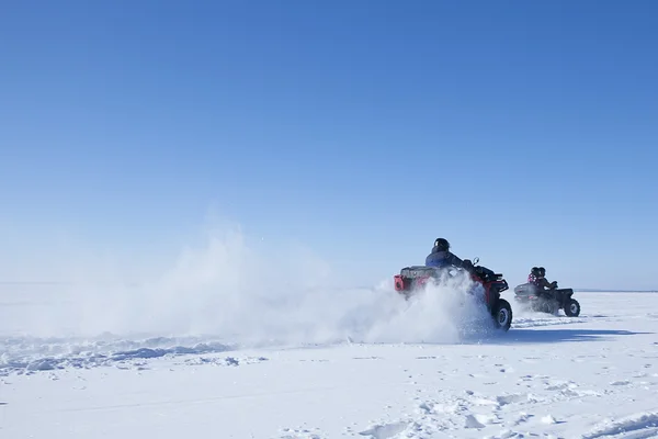 Karlı kış sahada adam sürme dört Kiralama — Stok fotoğraf