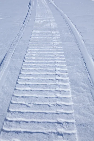 スノーモービルのトレイルと滑らかな雪 — ストック写真