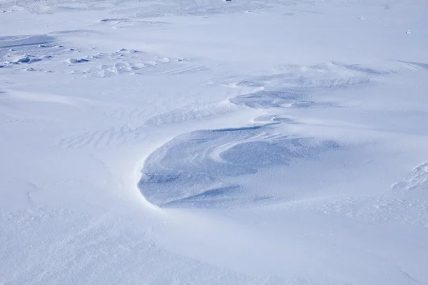 冬の太陽に照らされた滑らかな積雪 — ストック写真