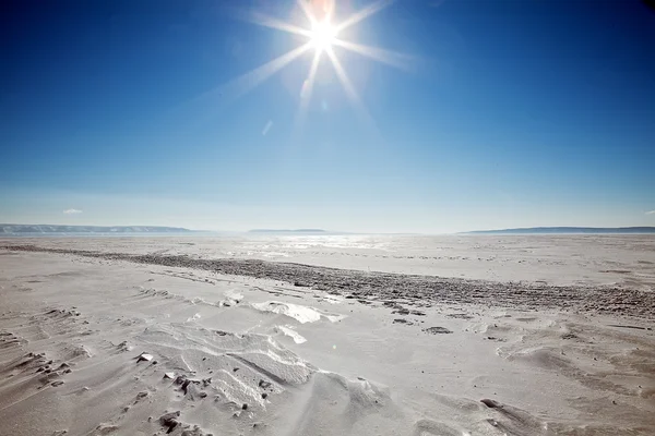 Soepele sneeuwbedekking in de zonovergoten winter — Stockfoto