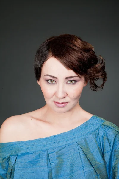 Retrato glamour de menina com cabelo em vestido azul — Fotografia de Stock