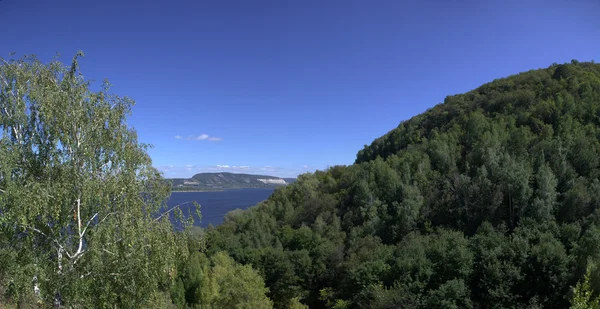 Paysage de montagnes boisées et la rivière — Photo