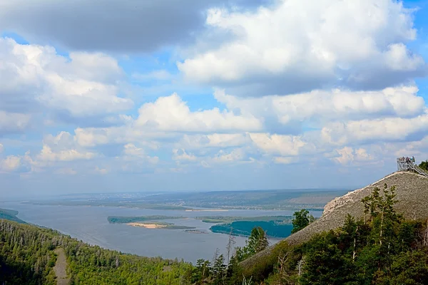 Panoramma fajok Strelna hegyei között a Volga folyón — Stock Fotó