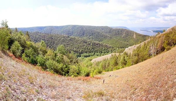 Panoramma türler Strelna Volga Nehri, dağlardan
