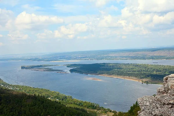 Краєвид лісових гір і річки — стокове фото