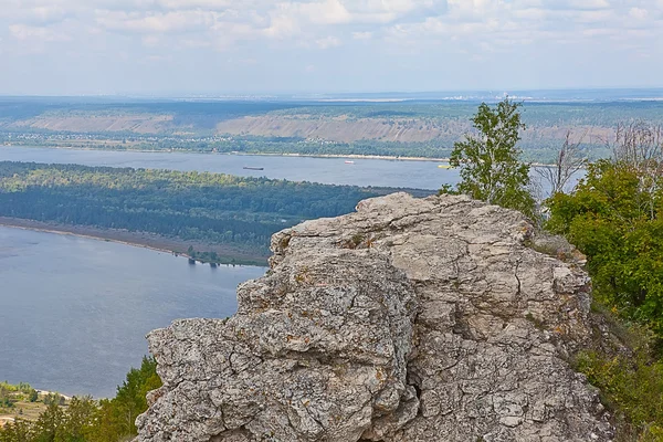 manzara ormanlık dağlar ve Nehri