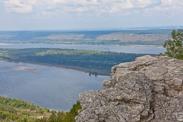 manzara ormanlık dağlar ve Nehri