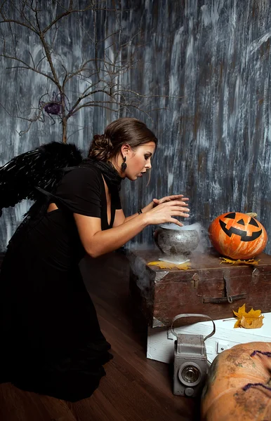 Siyah kanatlar uygulama büyücülük ile demlemek için pot cadı