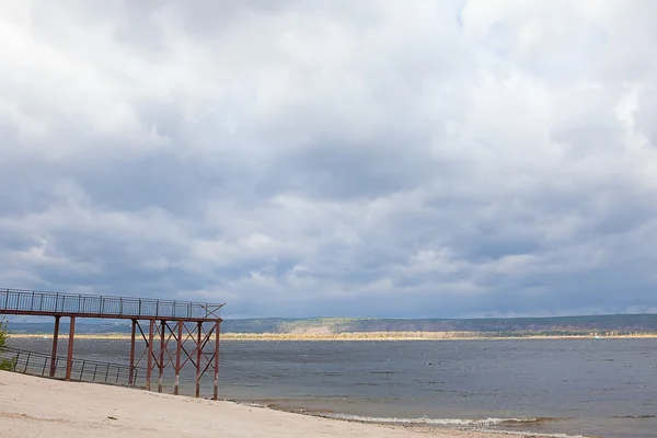 Vue sur la rivière avec poste à quai — Photo